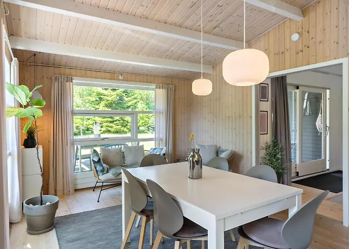 Дом отдыха 3 Bedroom Awesome In Vaeggerlose